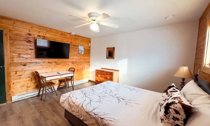 Grand Lake Cabin | Historic Cabin/In Town/Lake Walk/BLACK BEAR