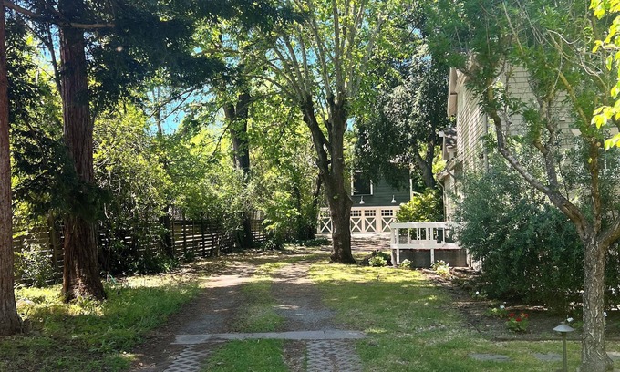 Sonoma House | Historic Cedar Mansion Bungalows Barn - 1 Block from Sonoma Square