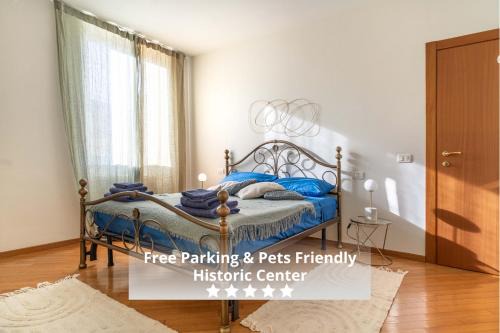Trento Old Town Apartment | HISTORIC CENTER VIEW - 2 minutes from the Castle & Private Free Parking- Fast Wifi Historical Palace