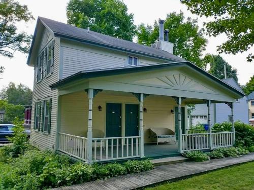 Wausau Apartment | Historic Devoe House-Walk to Downtown Arts and Restaurants