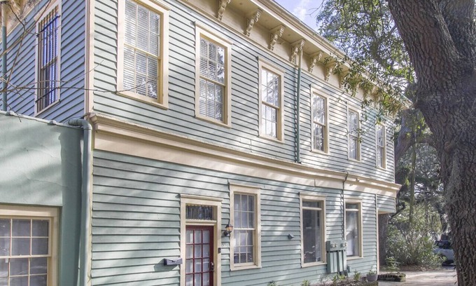 Eastside Apartment | Historic District 2/2 | Center of Town!
