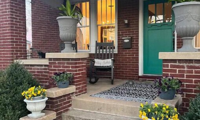 Washington House | Historic Downtown 1910 Brick 2-Story Home. Dog Friendly. Walk to Everything
