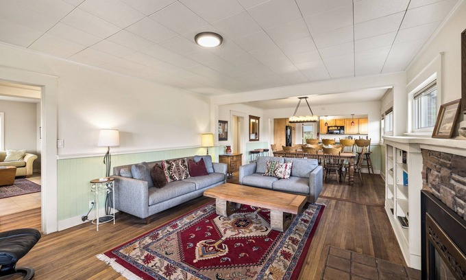 Truckee Cabin | Historic Downtown Truckee Home, Walkable to Shops and Restaurants, Perfect for Families and Groups!