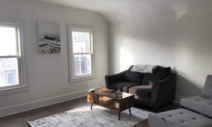 Two Rivers Apartment | Historic downtown upper loft. 6 blocks to the beach ๐