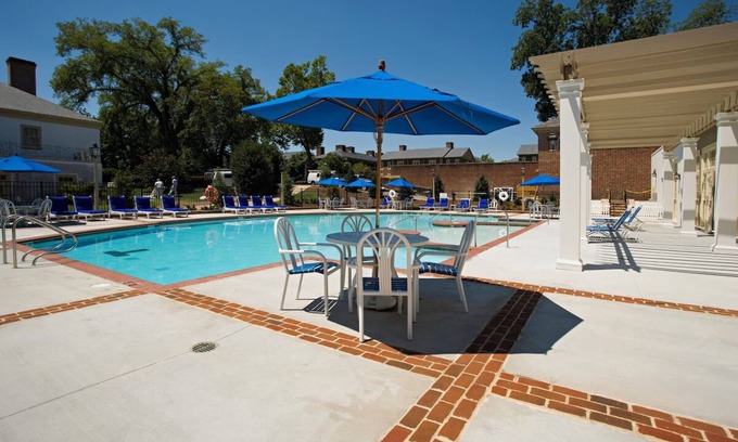 Williamsburg Hotel | Historic Experience! 2 Units | 3 Pools + Free Parking | Close to Museums