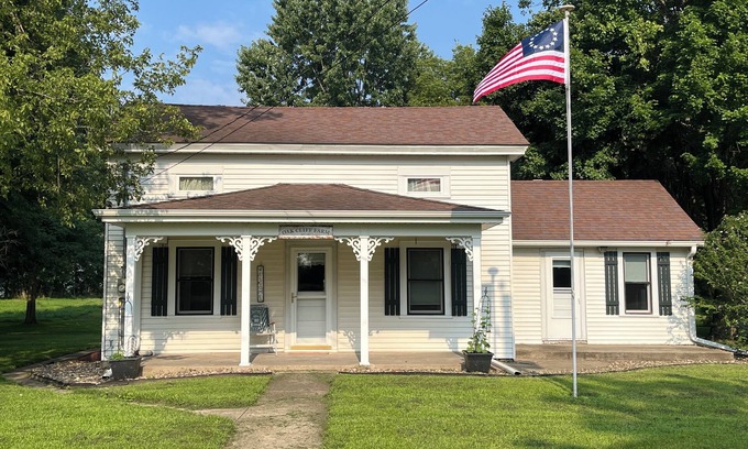 Cordova House | Historic Farm House called Oak Cliff w/spectacular view of Mississippi River