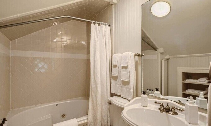 Old East Dallas House | Historic Junius:4 rooms + 2 Casitas
