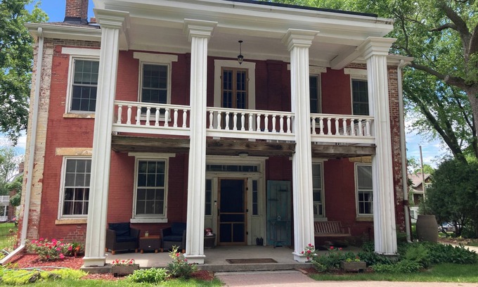 Dubuque Bed & Breakfast | Historic, quiet, elegant, mix of modern & original