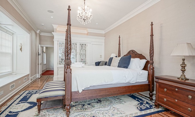 Center City House | Historic Rittenhouse Mansion -8BR- Your Holiday or Corporate Retreat w/Roof deck