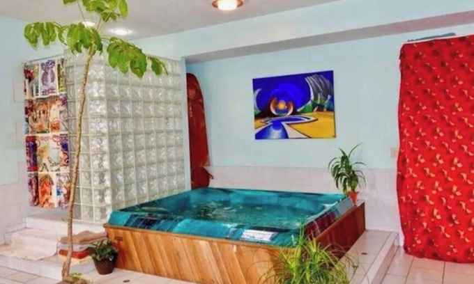 Springfield House | Historic skatepark w/Hot Tub located near Abe Lincoln's home!