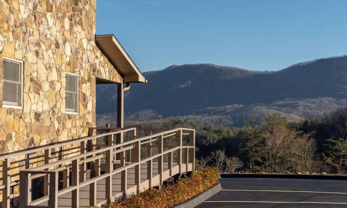 Blairsville Cabin | Historic Souther Country Inn - 11 BR Lodge Perfect for Get Togethers!