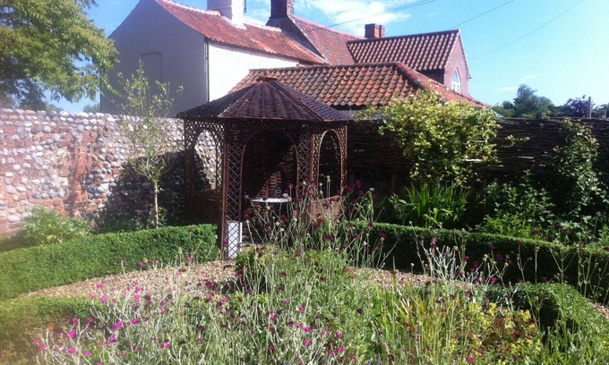 Trunch Cottage | Historic Thatched Cottage Close To The Coast
