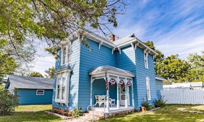 Williams House | HISTORIC VICTORIAN HOME - Walk 2 Rt 66 - HUGE YARD