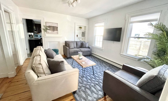 Brunswick Apartment | Historical 1st Floor 3BR APT Brunswick @ Bowdoin