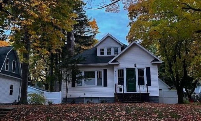 Manistee House | Historical home walkable to town & the beach with private hot tub & beach gear