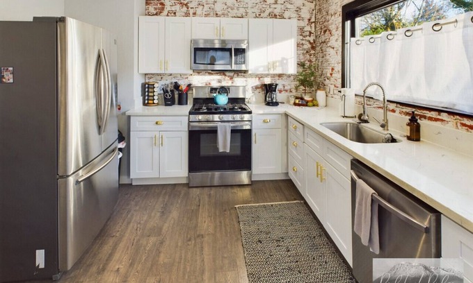 Albany House | Historically renovated house sleeps 20+ in downtown Albany!