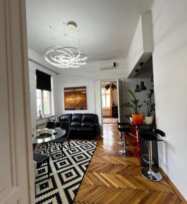 Old Town Apartment | Historijski luksuz u Starom Gradu, Garage Parking