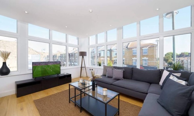Leytonstone Apartment | Hive - Stylish, Bright & Spacious 2BR w/ Mod-Cons