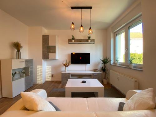 Cainsdorf Apartment | HOCHWERTIGE Ferienwohnung mit 7qm Balkon, Netflix, Kaffeeautomat, RainShower Bad