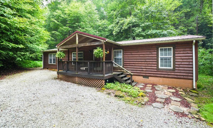 Logan Cabin | Hocking Hills Majestic Retreats - Nancy's Cabin