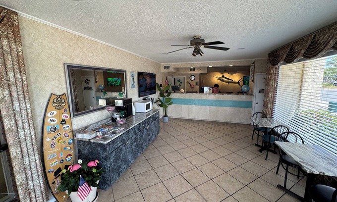 Fort Walton Beach Hotel | Hole Inn the Wall Hotel - Fort Walton Beach - Sunset Plaza - nearby Beaches & Hurlburt