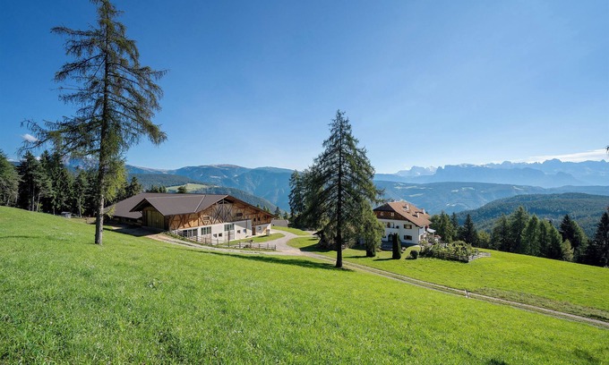 San Genesio Atesino Apartment | Holiday Apartment 'Stücklhof Wohnung Edelweiss' with Mountain View