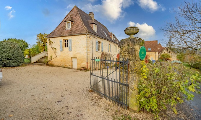 Sainte-Mondane Apartment | Holiday Apartment "Gite Beynac" with Shared Heated Pool, Shared Garden & Wi-Fi