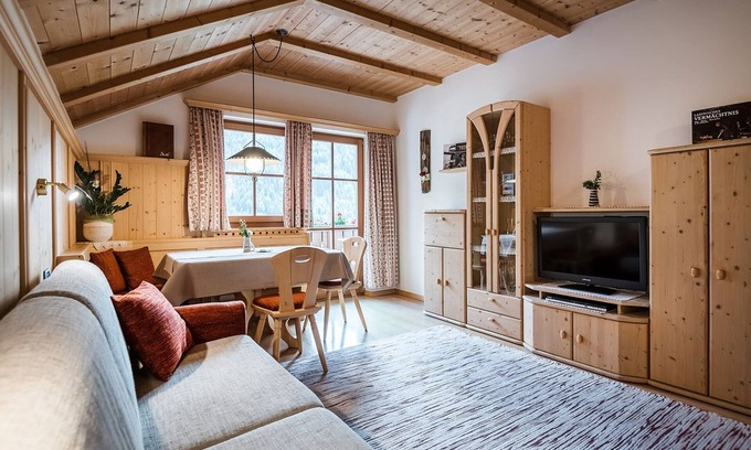 Bulla Apartment | Holiday Apartment "Arbea - Siëla" with Mountain View, Wi-Fi & Balcony