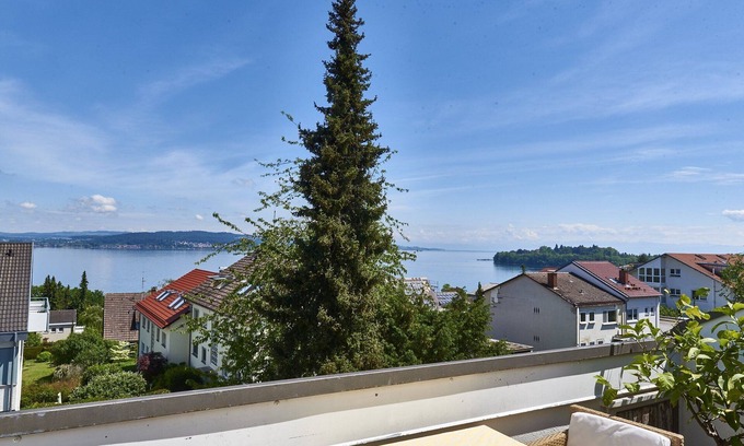 Litzelstetten Apartment | Holiday Apartment 'Bodenseeblick' with Lake View, Balcony and Wi-Fi