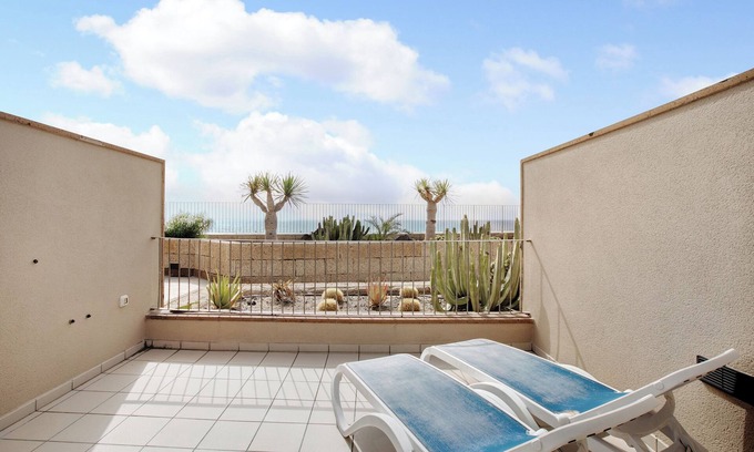 El Medano Apartment | Holiday Apartment 'Casa Médano 6 By Médano Rentals' with Sea Views, Terrace and Wi-Fi