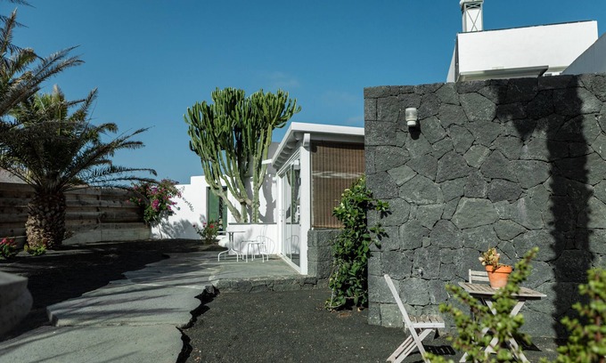 San Bartolome Apartment | Holiday Apartment 'Suite Arte Y Palmeras' with Mountain View, Shared Terrace and Wi-Fi
