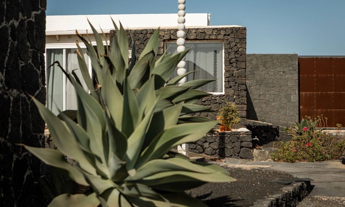 San Bartolome Apartment | Holiday Apartment 'Suite Arte y Dragos' with Mountain View, Wi-Fi and Air Conditioning