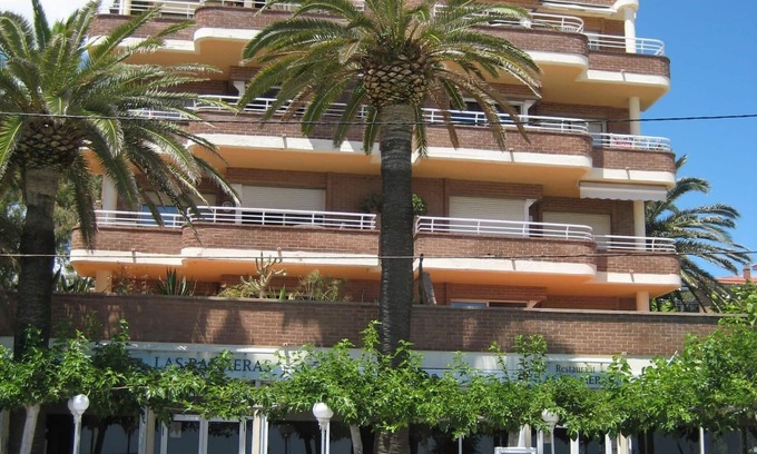 Torredembarra Apartment | Holiday apartment directly on the beach, family-friendly, well-maintained complex with pool