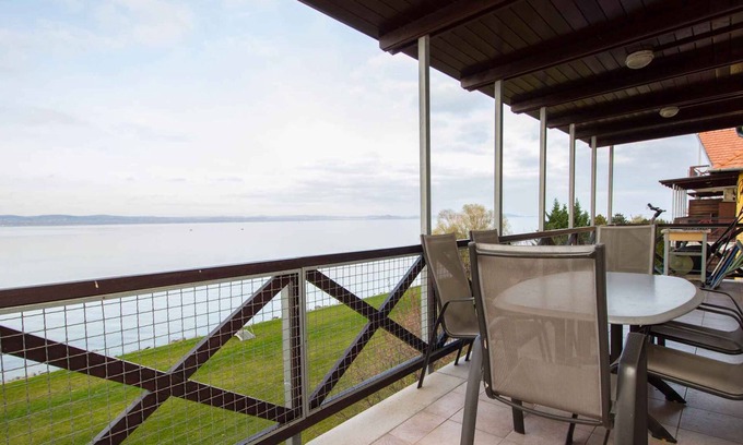 Balatonoszod Apartment | Holiday apartment right on the water with air conditioning and washing machine