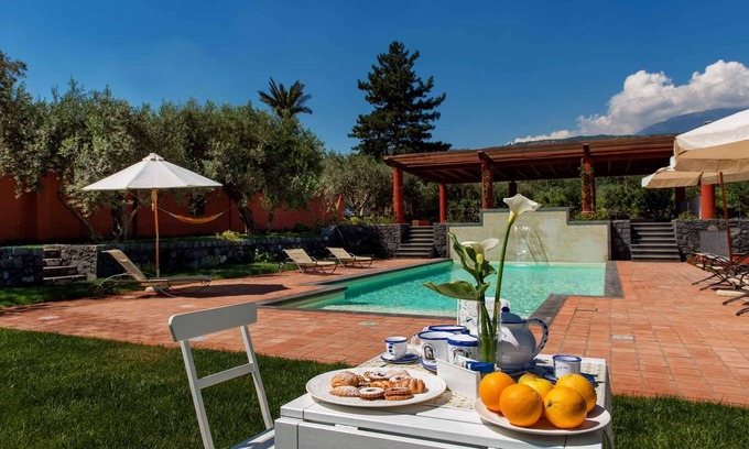 Linguaglossa Apartment | Holiday apartment with internet, garden and outdoor pool