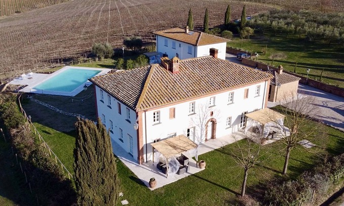 Valiano Apartment | Holiday Apartment "Peonie" with Shared Pool, Shared Garden & Wi-Fi
