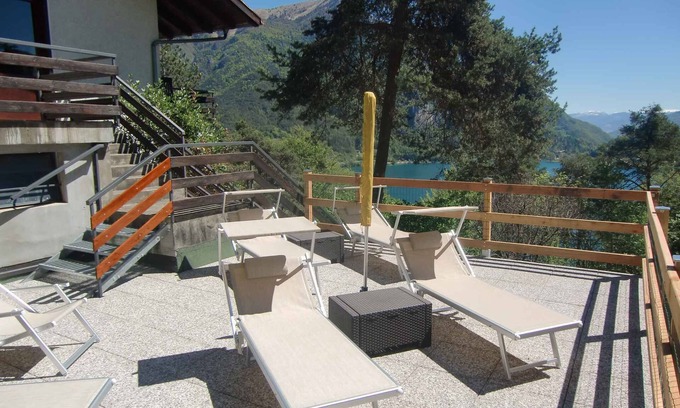 Val Maria-Pur Apartment | Holiday apartment with shared solarium with stunning lake views