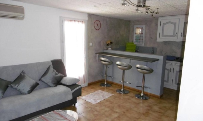 Allauch Apartment | Holiday Apartment "Joli T2 Avec Jardin Ombrage" with Shared Garden & Wi-Fi