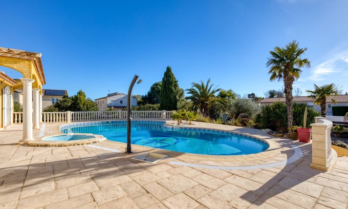Le Grau-dʼAgde Apartment | Holiday Apartment "La Madrague St Vincent A" with Shared Pool, Shared Terrace & Wi-Fi
