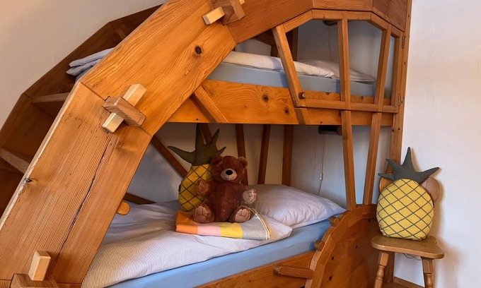 Saig Apartment | Holiday Apartment Lindenhof with Mountain View, Shared Garden and Wi-Fi