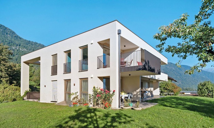 Vollan Apartment | Holiday Apartment 'Plattwies' with Mountain View, Private Terrace and Wi-Fi