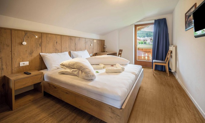 Maranza Apartment | Holiday Apartment "Residenz Condor Schlern" with Mountain View, Sauna & Garden