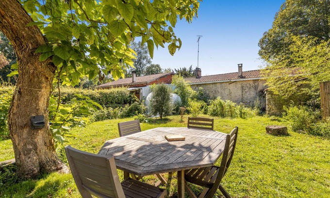 Saint-Germain-dEsteuil House | Holiday Home 'D'Amélie' with Shared Terrace, Shared Garden and Wi-Fi