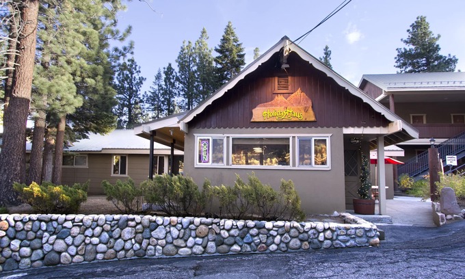 Mammoth Lakes Hotel | Holiday Haus Motel