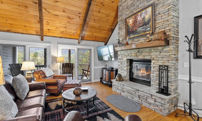 Gatlinburg - Pigeon Forge House | Holiday Haven for Families! Pool Table, 2 Living Rooms & Smoky Mountain Views