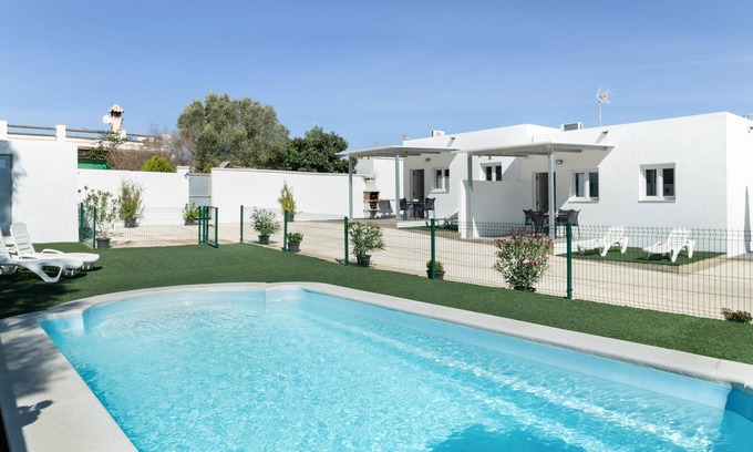 San Ambrosio House | Holiday Home 'Apartamento La Esencia Del Sur A' with Shared Pool, Wi-Fi and Air Conditioning