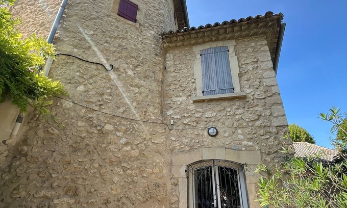 La Roque-d'Antheron House | Holiday Home 'Romaine' with Private Terrace and Wi-Fi