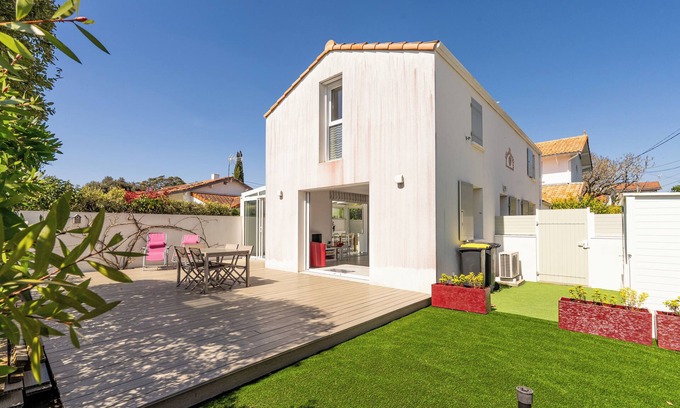 Pornic House | Holiday Home '19 - Haven of Peace' with Private Terrace, Private Garden and Wi-Fi
