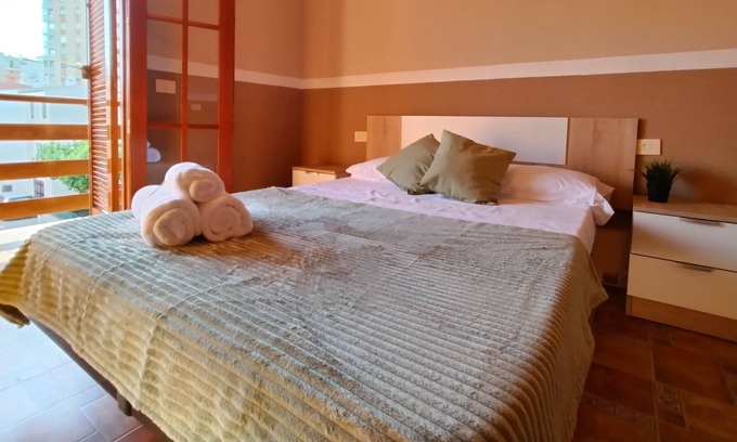 Benicassim House | Holiday Home 'A 2min De La Playa' with Mountain View, Shared Pool and Private Terrace