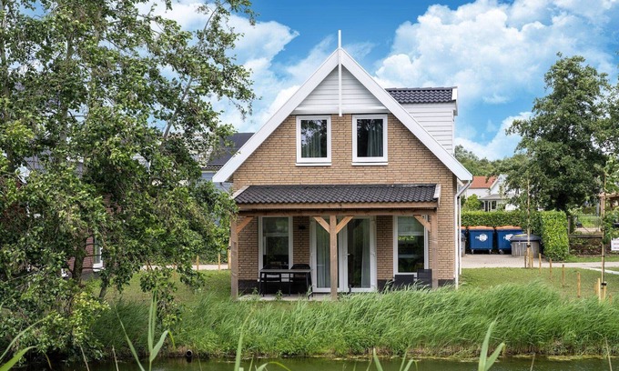 Municipality of Nissewaard House | Holiday Home by Lake Beach Simonshaven